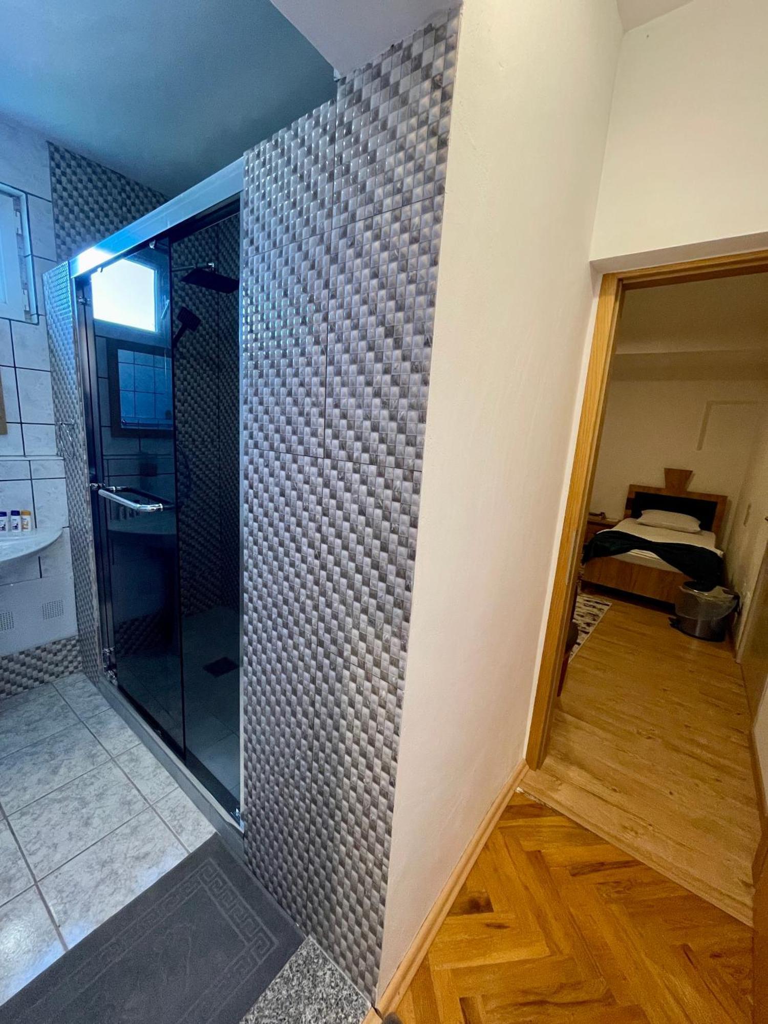 Madigan'S Hotel Kosovo Polje المظهر الخارجي الصورة